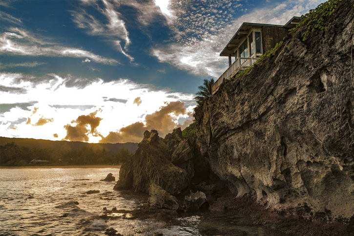 Hawaii cliff jumping in Oahu